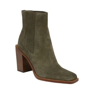 NWOT Steve Madden Suede boot